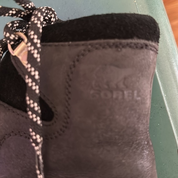 Sorel black leather and suede shoes. Excellent condition. - Picture 6 of 9